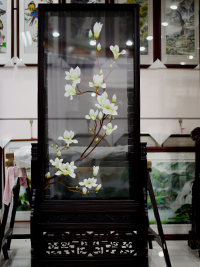 《白玉兰》双面绣地屛 紫檀木 精品刺绣作品 1-4丝绣制  徐祥云女士指导及绣制人之一